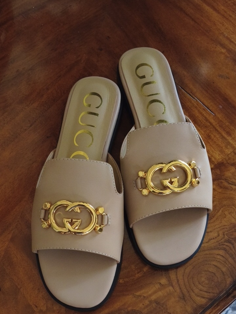 Fashion Logo Cream And Gold Slide Leather Sandals with Gold Interlocking G